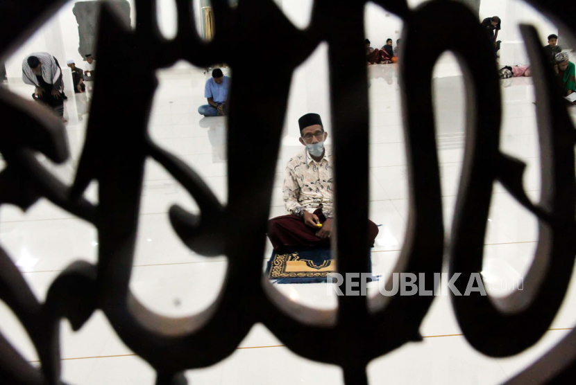 Sejumlah umat muslim berdoa saat itikaf di Masjid Jamik, Lhokseumawe, Aceh, Jumat (15/5/2020) dinihari. Memasuki sepuluh hari terakhir Ramadan, umat muslim memperbanyak ibadah untuk mengharapkan hikmah malam lailatulkadar