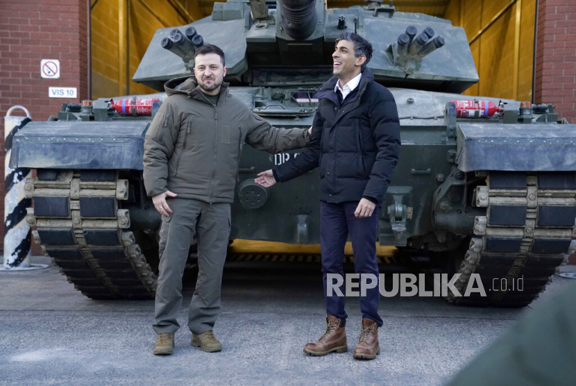  Perdana Menteri Inggris Rishi Sunak dan Presiden Ukraina Volodymyr Zelenskyy bertemu dengan pasukan Ukraina yang sedang dilatih untuk memimpin tank Challenger 2 di sebuah fasilitas militer di Lulworth, Dorset, Inggris, Rabu 8 Februari 2023.
