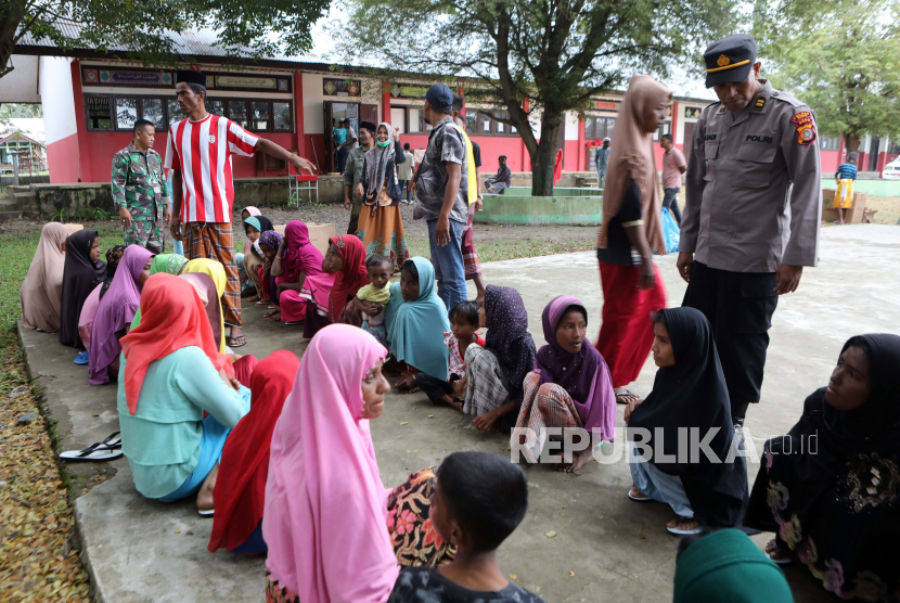Pengungsi Rohingya sarapan pagi di tempat penampungan sementara yang disediakan oleh pemerintah daerah Aceh, di Pidie, Aceh, Indonesia, 28 Desember 2022.