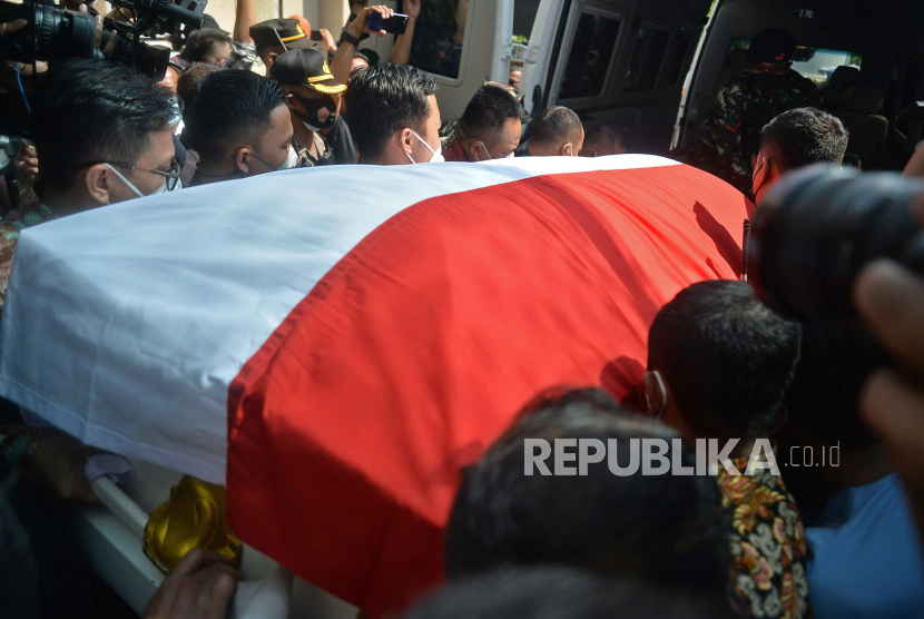 Petugas mengangkat peti jenazah almarhum Menpan-RB Tjahjo Kumolo di Rs Abdi Waluyo, Jakarta, Jumat (1/7/2022). Tjahjo Kumolo tutup usia pada Jumat pukul 11.10 WIB karena sakit setelah dirawat secara intensif dan rencananya akan di makamkan di TMP Kalibata.Prayogi/Republika