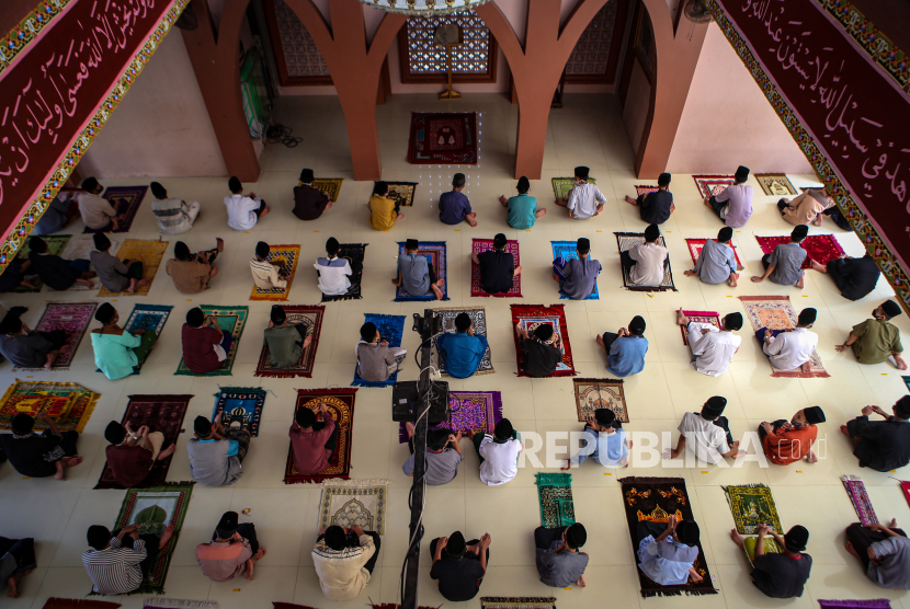 Sejumlah santri melaksanakan shalat Zuhur di Pondok Pesantren An Nuqthah, Tangerang, Banten