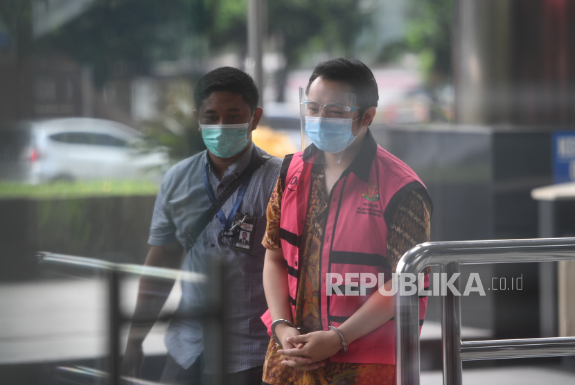 Tersangka kasus dugaan korupsi Asabri Jimmy Sutopo tiba untuk menjalani pemeriksaan di gedung KPK, Jakarta, Kamis (18/3/2021). Jimmy diperiksa dalam kasus dugaan korupsi pengelolaan dana investasi PT Asabri (Persero) periode 2012-2019. 