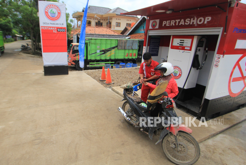 Petugas mengisi BBM jenis Pertamax di Pertashop Pabean Ilir, Kecamatan Pasekan, Indramayu, Jawa Barat, Rabu (3/6/2020). ilustrasi