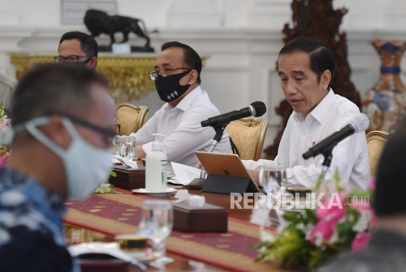 Presiden Joko Widodo (kanan) meminpin rapat kabinet  di Istana Merdeka, Jakarta beberapa waktu yang lalu.