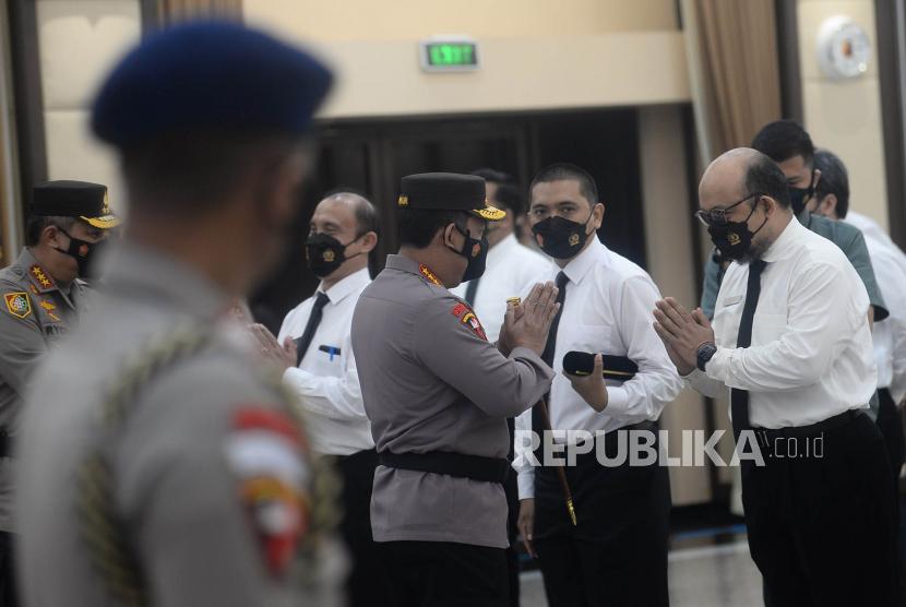 Kapolri Jenderal Listyo Sigit Prabowo memberikan ucapan selamat kepada mantan pegawai Komisi Pemberantasan Korupsi (KPK) Novel Baswedan di di Gedung Rupatama Mabes Polri, Jakarta Selatan, Kamis (9/12)