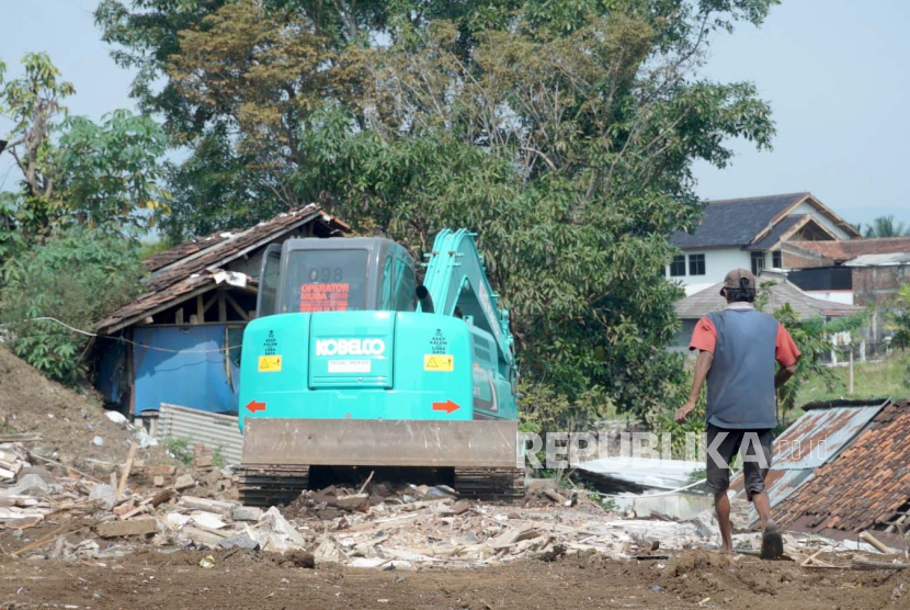 Lurah Sukagalih Sopi Peridiansah melakukan pengawasan persiapan pembangunan rumah sakit (RS) paru di area Astana Kalong, Kecamatan Tarogong Kidul, Kabupaten Garut, Jawa Barat, Selasa (15/8/2023). 