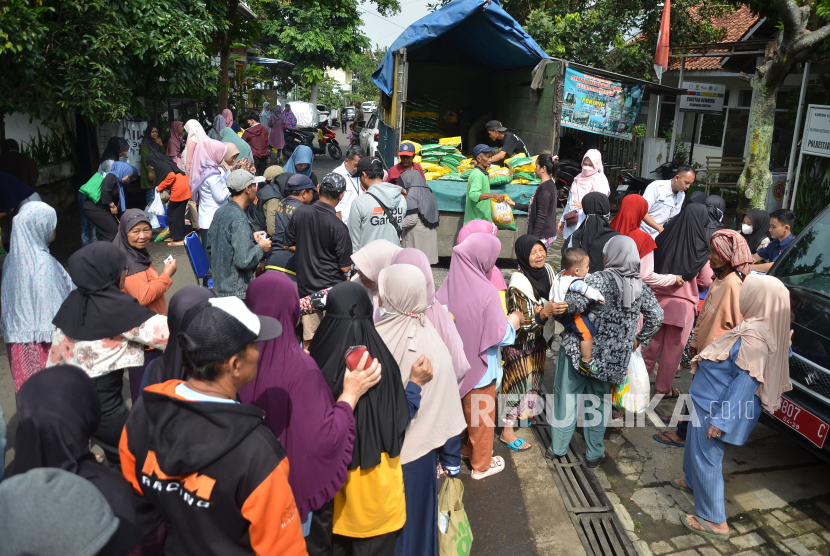 Antrean warga saat Operasi Pasar Beras Medium di Kecamatan Cibeunying Kidul, Kota Bandung, Jawa Barat, Rabu (28/2/2024). 