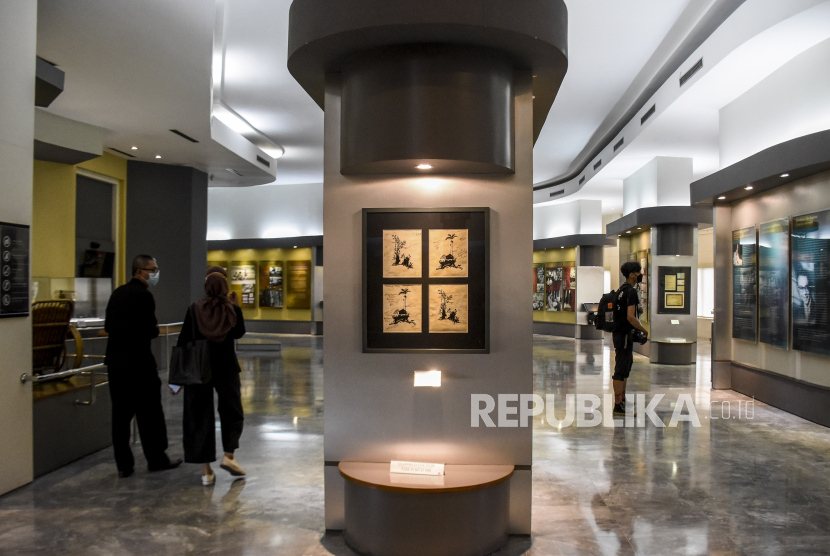Pengunjung beraktivitas di area Museum Konferensi Asia Afrika (KAA), Kota Bandung. Kota Bandung siap menyambut peringatan KAA ke-67 tahun.