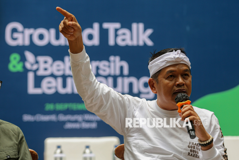 Gubernur Jawa Barat Dedi Mulyadi menyampaikan paparan saat acara Ground Talk dan Bebersih Leuweung di Kilometer 0 Citarum, Situ Cisanti, Kabupaten Bandung, Jawa Barat, Sabtu (26/9/2026). 