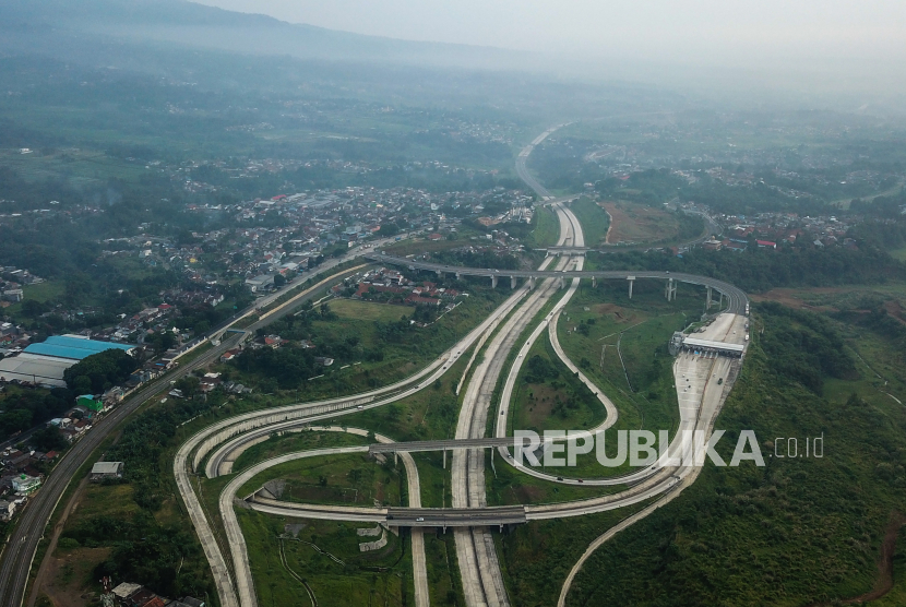 Foto udara proyek pembangunan Jalan Tol Bogor-Ciawi-Sukabumi (Bocimi) seksi 2 di Cigombong, Kabupaten Sukabumi, Jawa Barat, Ahad (11/4/2021). 