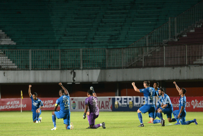 Para pemain Persib Bandung melakukan selebrasi bersama usai membobol gawang Persebaya Surabaya pada pertandingan perempat final Piala Menpora 2021 di Stadion Maguwoharjo, Sleman, Yogyakarta, Ahad (11/4).