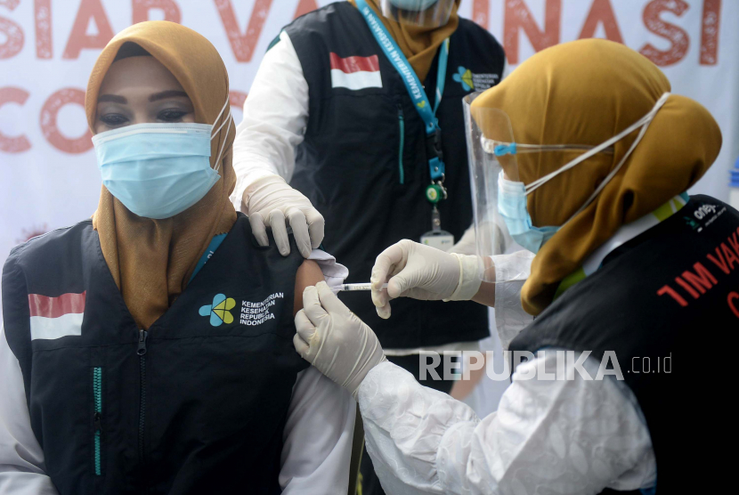 Petugas menyuntikan vaksin Covid-19 ke seorang tenaga kesehatan di Puskesmas Tanah Sareal, Bogor, Jawa Barat, Kamis (28/1).