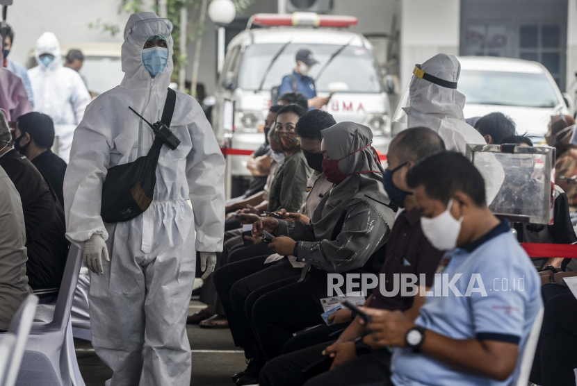 Ada Persepsi Masyarakat Anggap Pandemi akan Selesai Sendiri. Petugas medis saat beraktivitas pada kegiatan tes swab dan tes diagnostik cepat Covid-19 secara massal di Jakarta.