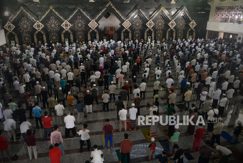 Sejumlah umat Islam menunaikan sholat Jumat berjamaah dengan menerapkan jaga jarak di Masjid At-Tin, Jakarta.