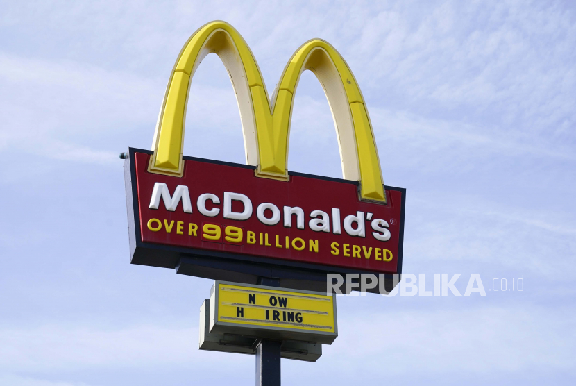Sebuah tanda ditampilkan di luar restoran McDonalds.