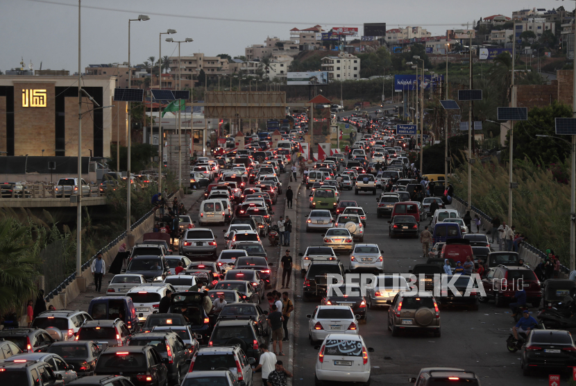 Orang-orang dengan menggunakan kendaraan terjebak kemacetan ketika hendak melarikan diri dari dari serangan usara Israel di jalan raya penghubung kota Beirut, di selatan kota pelabuhan Sidon, Lebanon, Selasa (24/9/2024).