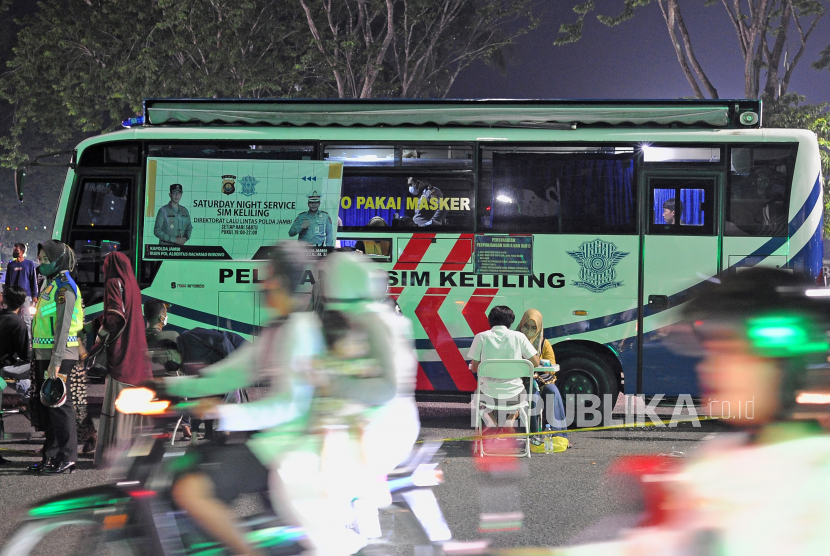 Direktorat Lalulintas Metro Jaya membuka layanan SIM Keliling di empat lokasi DKI Jakarta, Selasa (28/6/2022).