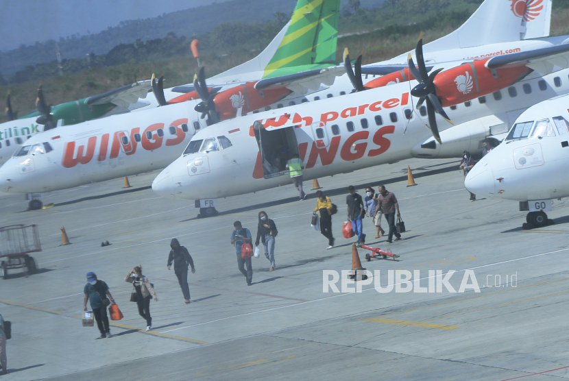 Sejumlah pemudik turun dari pesawat saat tiba di Bandara El Tari Kupang, NTT, Ahad (8/5/2022). Pemerintah Provinsi Nusa Tenggara Timur (Pemprov NTT) menyatakan kenaikan harga avtur menjadi salah satu penyebab tingginya harga tiket pesawat penerbangan antar wilayah dalam NTT beberapa bulan terakhir ini. 