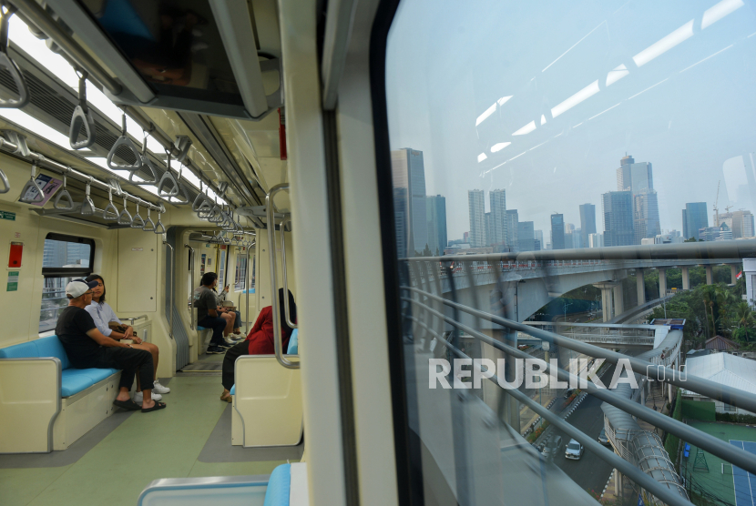 Warga menaiki moda transportasi Light Rail Transit (LRT) Jakarta Bogor Depok Bekasi (Jabodebek). Pemkot Depok menyiapkan transportasi terintegrasi untuk menghubungkan KRL-LRT.