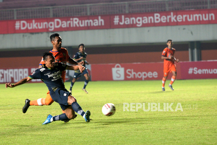Penyerang Ferdinand Sinaga saat membela Persib Bandung pada laga Piala Menpora 2021. Ferdinand meninggalkan Persib dan bergabung ke Persis Solo.