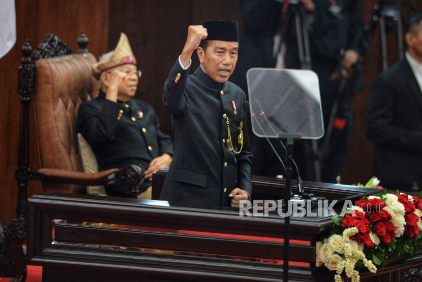 Presiden Joko Widodo menyampaikan pidato kenegaraan pada Sidang Tahunan MPR dan Sidang Bersama DPR-DPD Tahun 2024 di Gedung Nusantara, Kompleks Parlemen, Senayan, Jakarta, Jumat (16/8/2024).