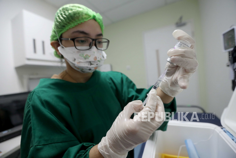  Seorang dokter menyiapkan dosis vaksin AstraZeneca COVID-19 selama vaksinasi massal di Rumah Sakit Universitas Indonesia (RSUI), Depok Jawa Barat, Jumat (20/8). Indonesia telah mencatat lebih dari 3.930.000 kasus penyakit coronavirus (COVID-19) dengan lebih dari 123.000 kematian sejak awal pandemi.