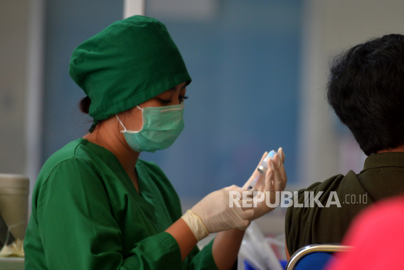 Tenaga kesehatan bersiap melakukan vaksinasi Covid-19 booster di RSA UGM, Sleman, Yogyakarta, Rabu (3/8/2022). Satuan Tugas (Satgas) Penanganan COVID-19 melaporkan angka kesembuhan harian pasien COVID-19 di Indonesia bertambah 1.692 orang pada 27 Desember 2022 pukul 12.00 WIB.