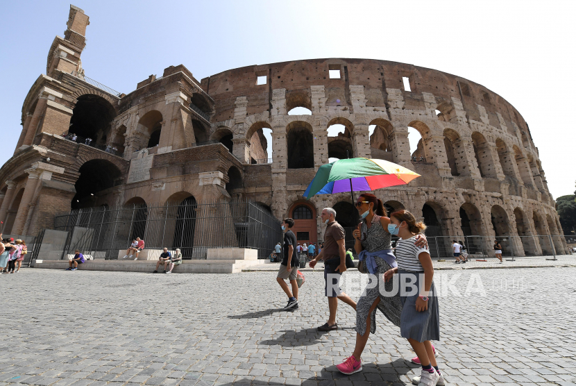 Turis berjalan di Colosseum selama hari yang panas di Roma, Italia, 11 Agustus 2021. Jumlah kota Italia dalam siaga merah karena potensi dampak panas terhadap kesehatan masyarakat akan meningkat dari empat pada 10 Agustus menjadi 10 pada 11 12 Agustus, kata pemerintah.