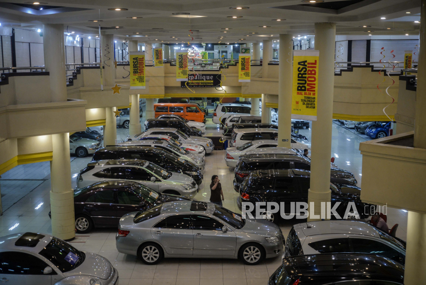 Suasana bursa mobil bekas Blok M, Jakarta, Senin (24/6). 