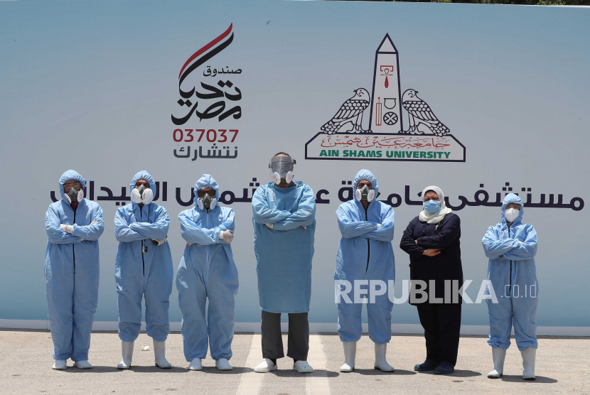 Personel medis yang mengenakan pakaian pelindung berpose di rumah sakit lapangan Ain Shams di Kairo, Mesir, 14 Juli 2020. Rumah sakit lapangan didirikan pada pertengahan Juni untuk menerima pasien Covid-19 dan memiliki kapasitas 200 tempat tidur termasuk sebelas tempat tidur perawatan intensif.