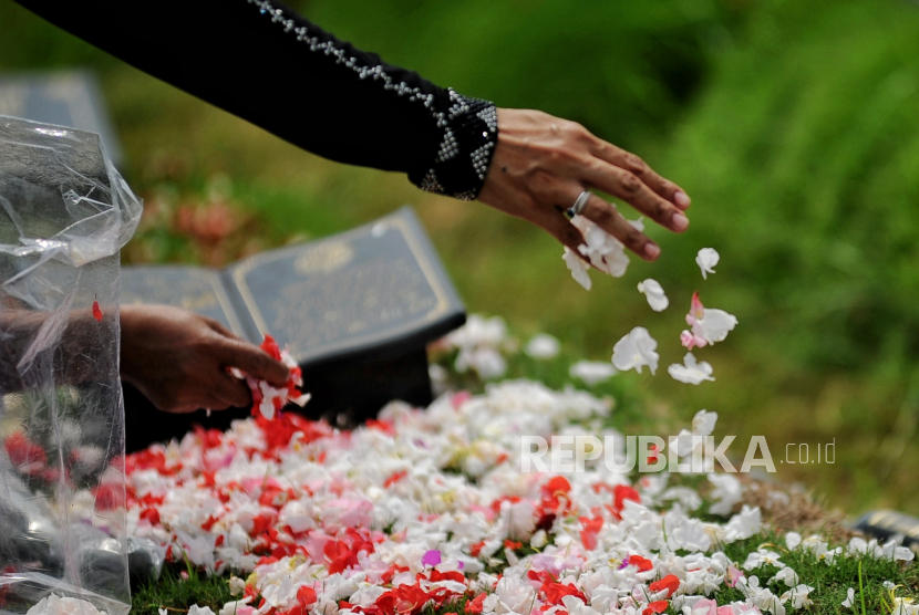 Warga berziarah ke makam keluarganya di TPU khusus Covid-19 Rorotan, Jakarta Utara, Senin (2/5/2022). Tiga Amalan yang Bisa Membahagiakan Orang Telah Meninggal