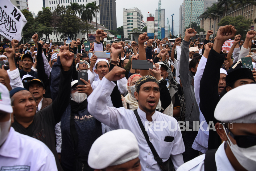 Massa aksi 411 berunjuk rasa di kawasan Patung Kuda, Jakarta, Jumat (4/11/2022). Massa yang tergabung dalam Gerakan Nasional Pembela Rakyat (GNPR) menuntut harga BBM dan bahan pokok diturunkan serta mendesak keadilan hukum ditegakkan. 