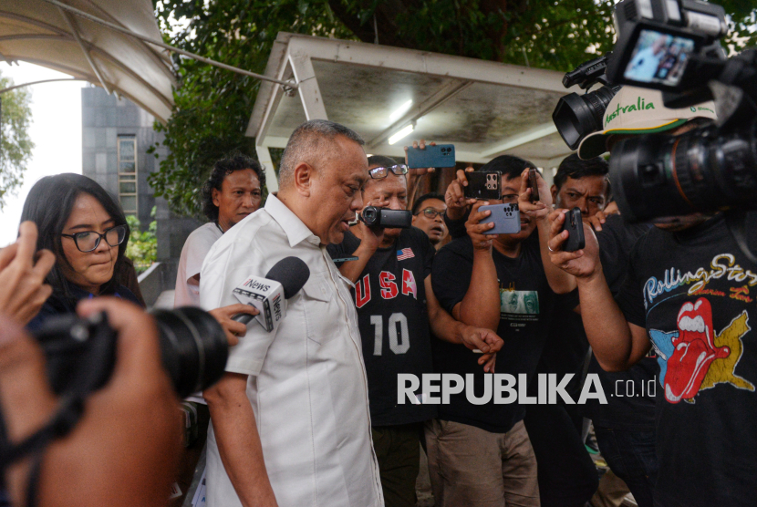 Mantan Bendahara Umum Asosiasi Muslim Penyelenggara Haji dan Umrah Republik Indonesia (Amphuri) Muhammad Tauhid Hamdi berjalan keluar usai diperiksa sebagai saksi di Gedung KPK Merah Putih,Jakarta, Jumat (19/9/2025).  Tauhid Hamdi dimintai keterangan terkait kasus dugaan korupsi kuota haji untuk penyelenggaraan ibadah haji pada Kementerian Agama tahun 2023-2024.