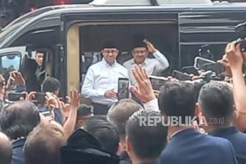 Bakal pasangan calon presiden Anies Baswedan dan calon wakil presiden Muhaimin Iskandar saat tiba di Kantor Dewan Pimpinan Pusat (DPP) Partai Nasdem, Menteng, Jakarta, sebelum melakukan pendaftaran ke Komisi Pemilihan Umum (KPU), Kamis (19/10/2023). 