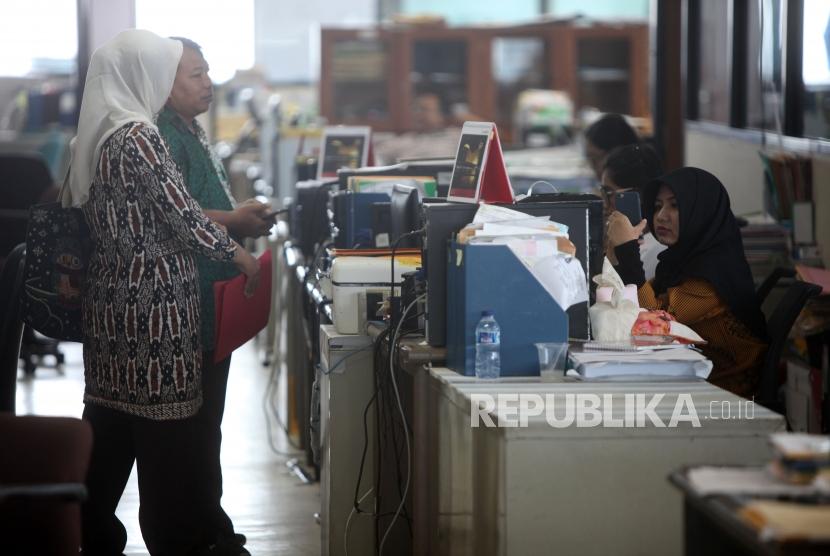 Sejumlah Pegawai Negeri Sipil (PNS) Pemprov DKI Jakarta melakukan aktivitas di gedung Balaikota, Jakarta, Kamis (21/6).