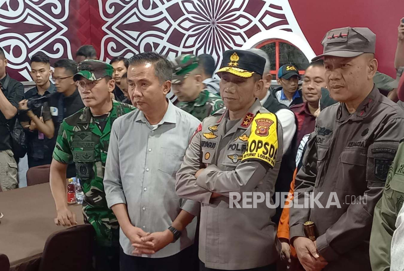 Pj Gubernur Jawa Barat Bey Machmudin didampingi Kapolda Jawa Barat, Pangdam III Siliwangi melakukan monitoring malam takbiran di pos terpadu Lebaran tahun 2024 di Taman Dago Cikapayang, Selasa (9/4/2024).