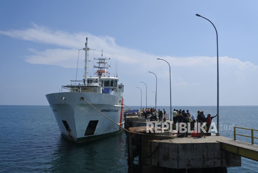 Kapal Negara (KN) Bima Sakti Utama bantuan dari Kementerian Perhubungan bersiap mengangkut penumpang di Pelabuhan Jangkar, Situbondo, Jawa Timur, Ahad (7/4/2024).