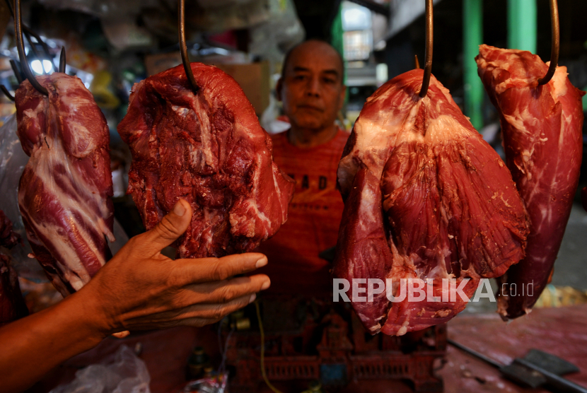 Pedagang daging sapi melayani pembeli di pasar tradisional Pasar Minggu, Jakarta Selatan, Senin (4/3/2024). 
