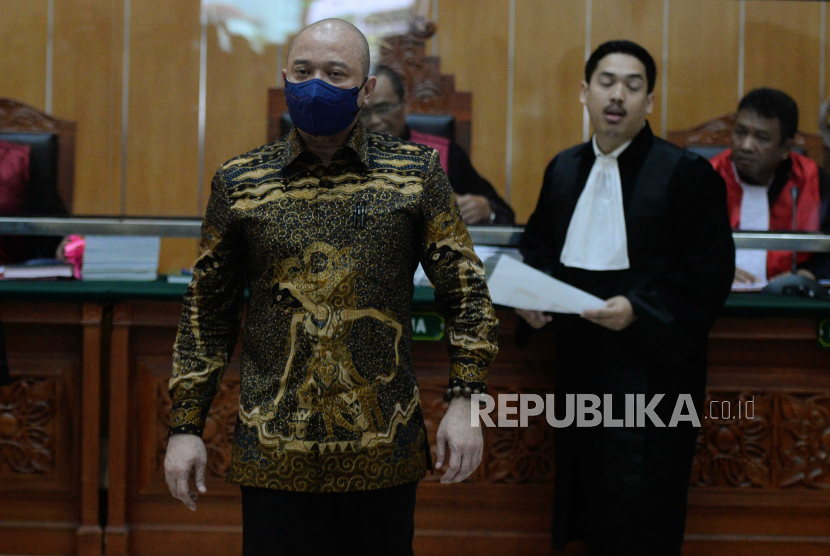 Terdakwa kasus dugaan peredaran narkotika yang juga mantan Kapolda Sumatera Barat, Irjen Pol Teddy Minahasa (kiri) saat menjalani sidang di Pengadilan Negeri Jakarta Barat, Jakarta. Persidangan saat ini masih dalam proses pemeriksaan saksi-saksi. (ilustrasi)