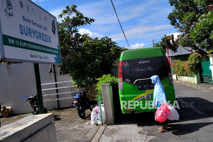Warga membawa sampah untuk setoran bulanan di Bank Sampah Suryo Resik, Suryodiningratan, Yogyakarta.
