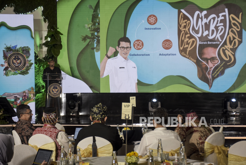 Menteri Pariwisata dan Ekonomi Kreatif, Sandiaga Salahuddin Uno menyampaikan pemaparan saat rapat koordinasi nasional (Rakornas) Kemenparekraf di Bandung, Jawa Barat, Selasa (12/12/2023). 
