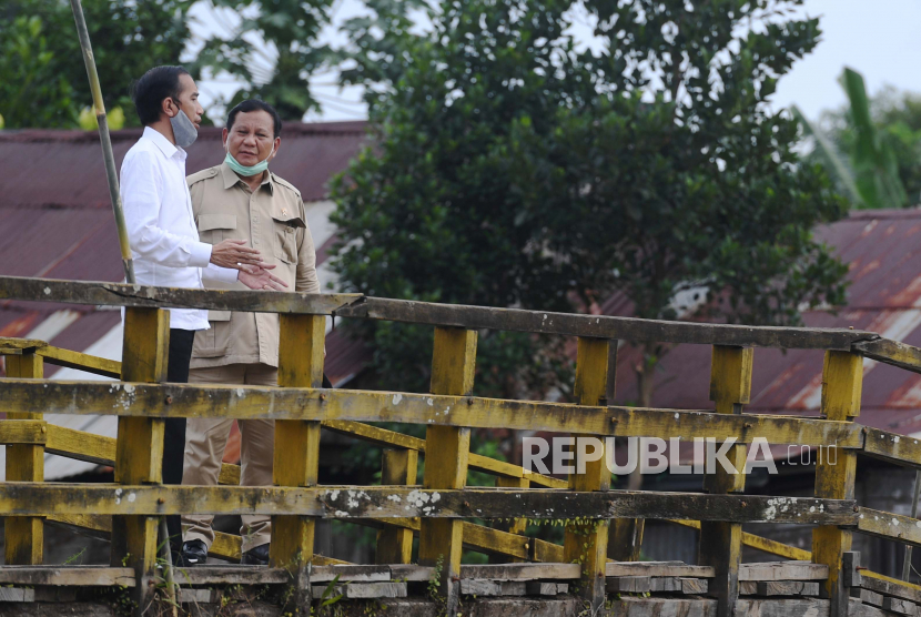 Presiden Joko Widodo (kiri) berbincang dengan Menhan Prabowo Subianto saat meninjau lahan yang dijadikan lumbung pangan nasional di Kabupaten Pulang Pisau dan Kabupaten Kapuas, Kalimantan Tengah.