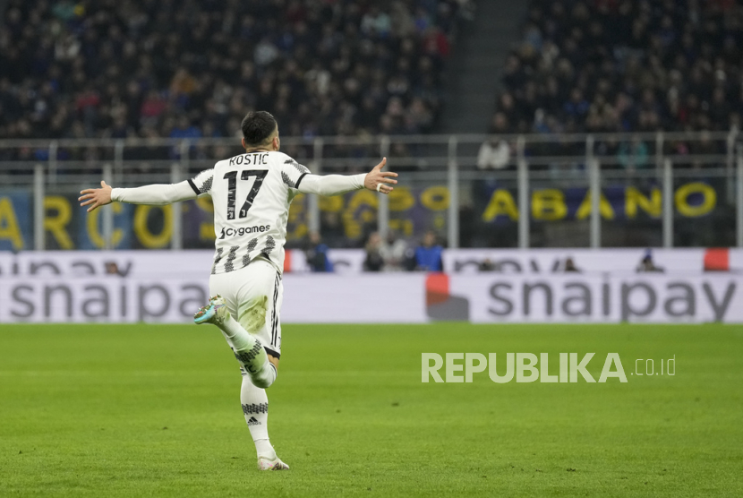 Pemain Juventus Filip Kostic melakukan selebrasi  setelah mencetak gol pembuka timnya pada pertandingan sepak bola Serie A antara Inter Milan dan Juventus di Stadion San Siro, di Milan, Italia, Senin (20/3/2023) dini hari WIB. 