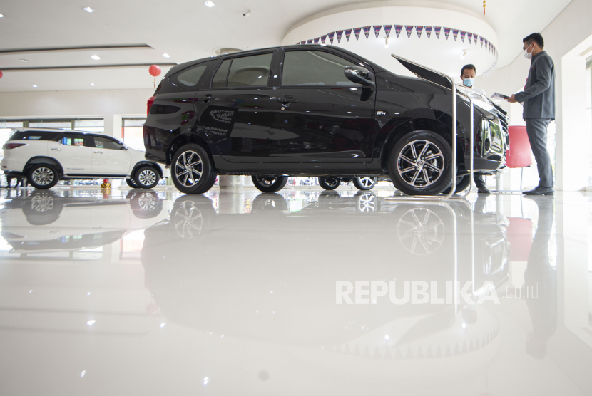Karyawan menjelaskan salah satu produk mobil kepada calon pembeli di salah satu dealer di Jakarta (ilustrasi).  Menteri Keuangan (Menkeu) Sri Mulyani mengatakan pemerintah masih mengkaji perpanjangan insentif Pajak Penjualan Barang Mewah (PPnBM) untuk otomotif tahun 2022.