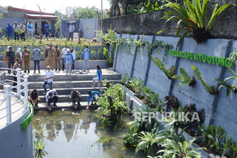 Sejumlah pejabat termasuk di antaranya Wali Kota Bandung Yana Mulyana meninjau Aquascape Situ Otong, di bantaran Sungai Cikapundung Kolot, di Kelurahan Binong, Kecamatan Batununggal, Kota Bandung, Senin (25/7). Pemkot Bandung berkomitmen memaksimalkan fungsinya sebagai fasilitas publik dan resapan air.