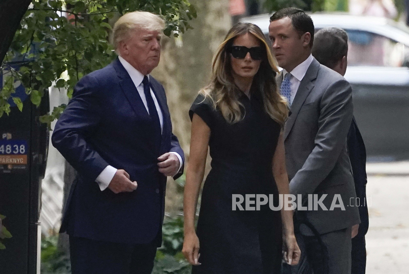 Donald Trump, kiri, tiba bersama Melania Trump.