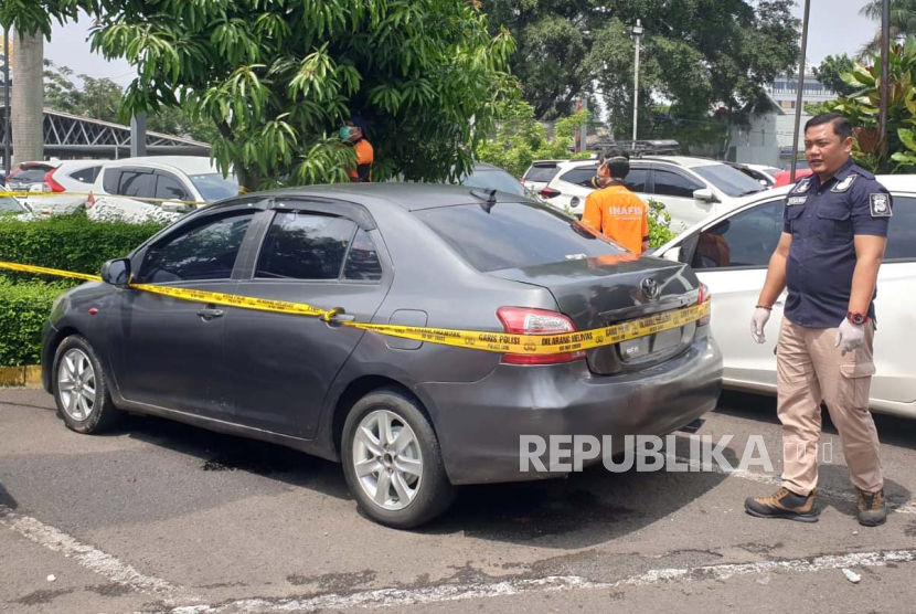 Kondisi mobil yang di dalamnya ditemukan mayat seorang pria di area parkir Stasiun Bandung, Kota Bandung, Jawa Barat, Rabu (6/12/2023).