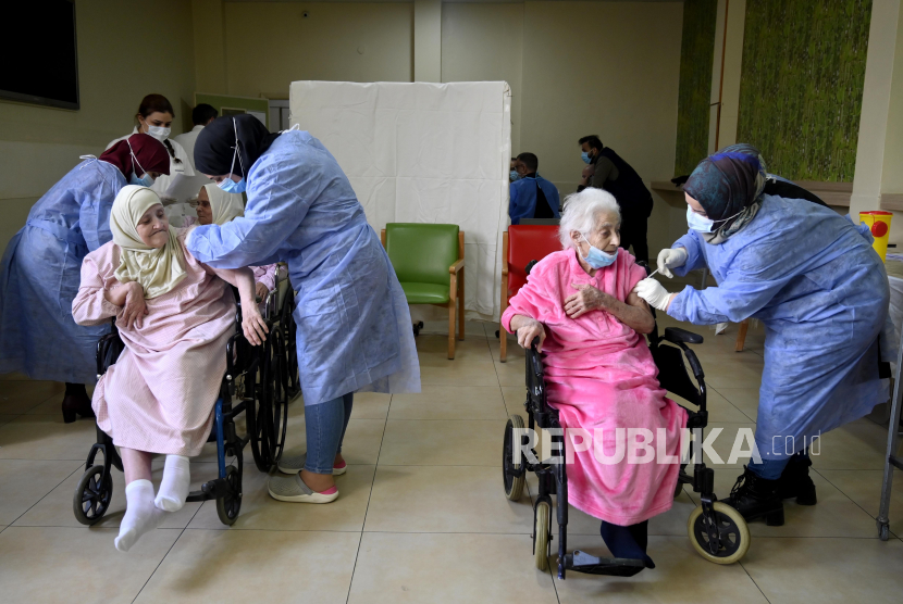 Dua wanita lansia menerima suntikan vaksin Pfizer-BioNTech pada sesi vaksinasi Covid-19 bagi warga di  Dar Al-Ajaza Al-Islamia Hospital (Rumah Sakit Manula Muslim) di Beirut, Lebanon, Ahad (16/2). Sekitar 28.000 dosis vaksin telah tiba sejak akhir pekan ini yang diprioritaskan bagi lansia dan tenaga kesehatan. Krisis Ekonomi Lebanon, Warga Beralih ke Pengobatan Alternatif