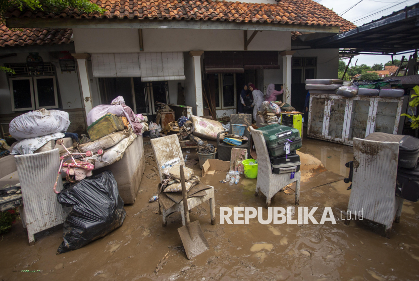 Sejumlah santriwati Ponpes Al Khairiyah memindahkan barang pascabanjir di Kabupaten Cirebon, Jawa Barat, Sabtu (18/1/2025). Data Pemkab Cirebon menyebutkan 2.430 jiwa di lima kecamatan terdampak banjir akibat jebolnya tanggul sungai Cipager pada Jumat (17/1). 