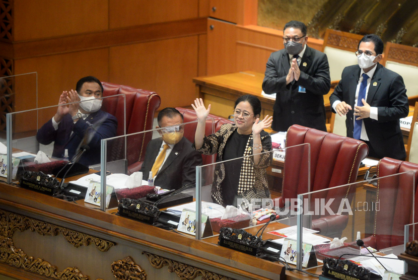 Ketua DPR Puan Maharani melambaikan tangan saat rapat paripurna DPR di Kompleks Parlemen, Jakarta, Selasa (12/4/2022). Rapat Paripurna DPR tersebut secara resmi mengesahkan Rancangan Undang-Undang Tindak Pidana Kekerasan Seksual (RUU TPKS) menjadi undang-undang.Prayogi/Republika.